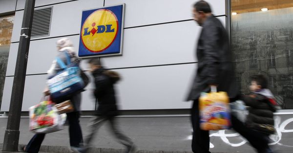 Foto: Compradores caminan junto a un supermercado Lidl | Reuters