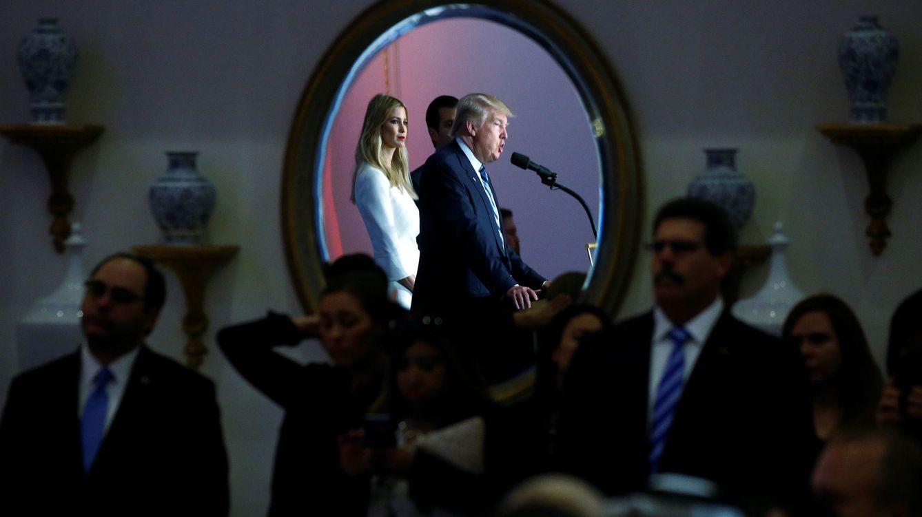 Foto: Donald Trump y su hija Ivanka Trump se reflejan en un espejo en un evento de campaña en Washington. (Foto: Reuters)
