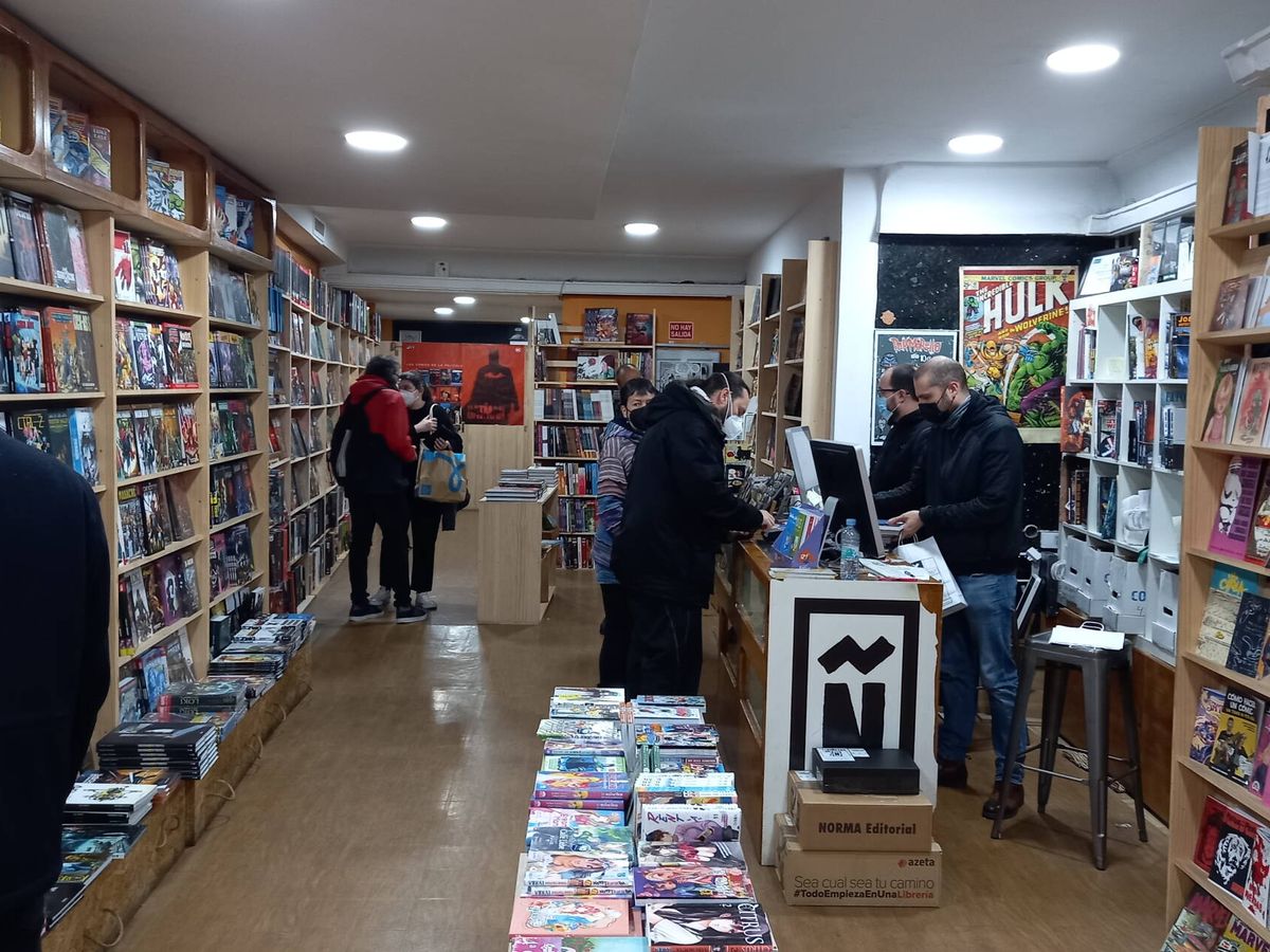 Foto: Varios clientes en la tienda de cómics 'Viñeta'. (José Ignacio Wert)