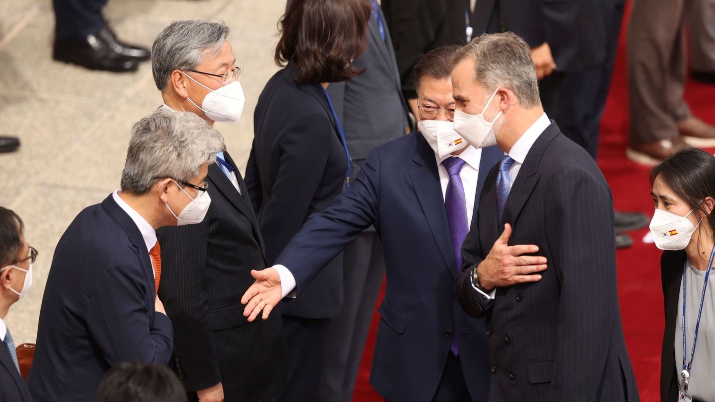 El recibimiento de los Reyes a Moon Jae-in, presidente de Corea, y su mujer. (EFE)