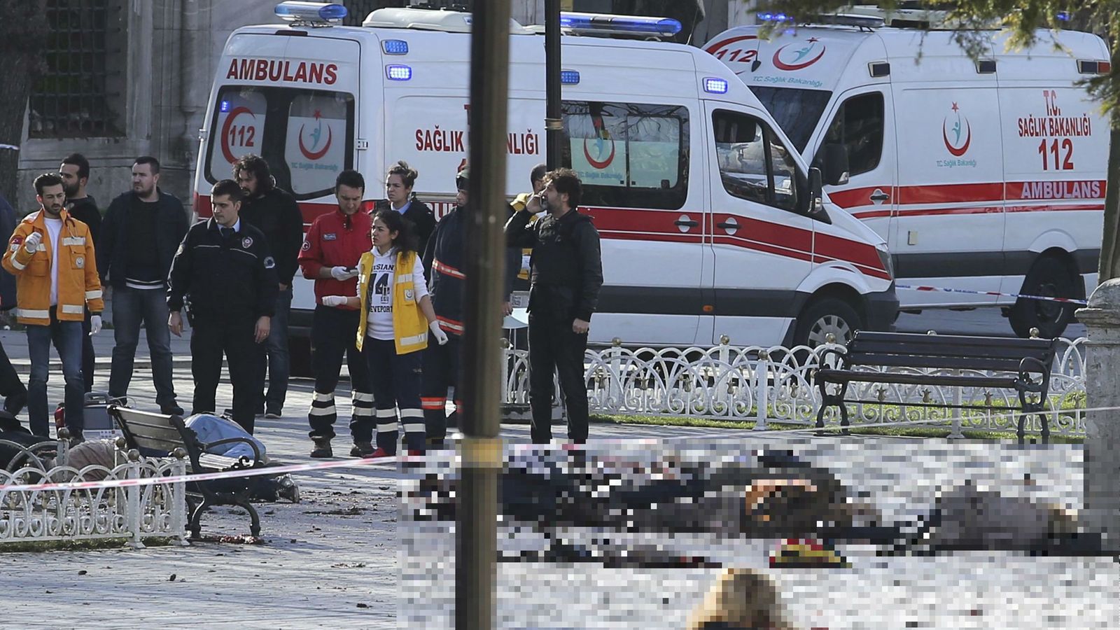 Foto: Ambulancias atienden a heridos y fallecidos tras la explosión en Turquía (Reuters)