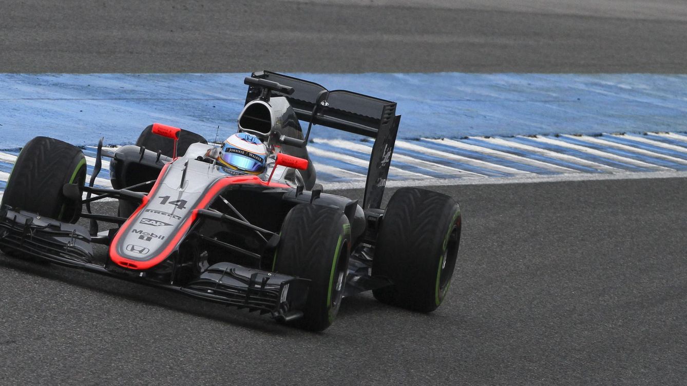Foto: Fernando Alonso rodando con el monoplaza MP4-30 durante la pretemporada (Efe).