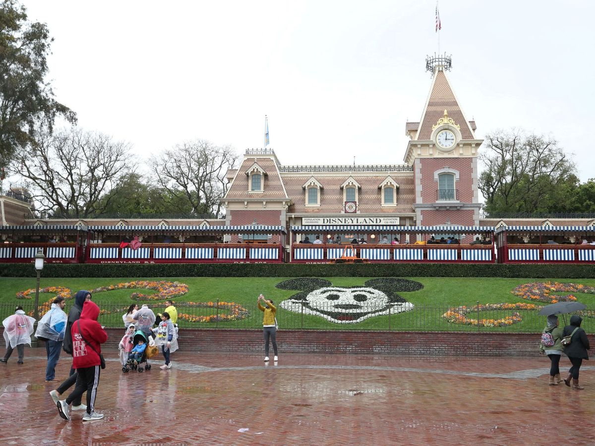 Foto: A general view of the entrance of disneyland theme park in anaheim