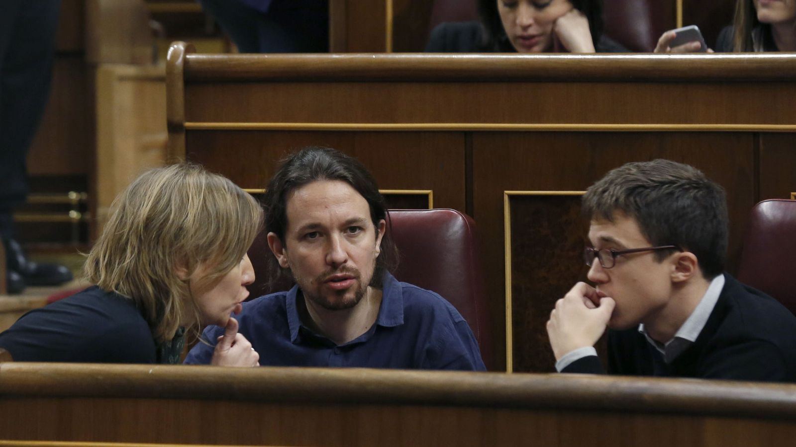 Foto: El secretario general de Podemos, Pablo Iglesias, conversa con el número dos del partido, Íñigo Errejón, y la diputada Tania Sánchez durante la constitución de las Cortes. (EFE)