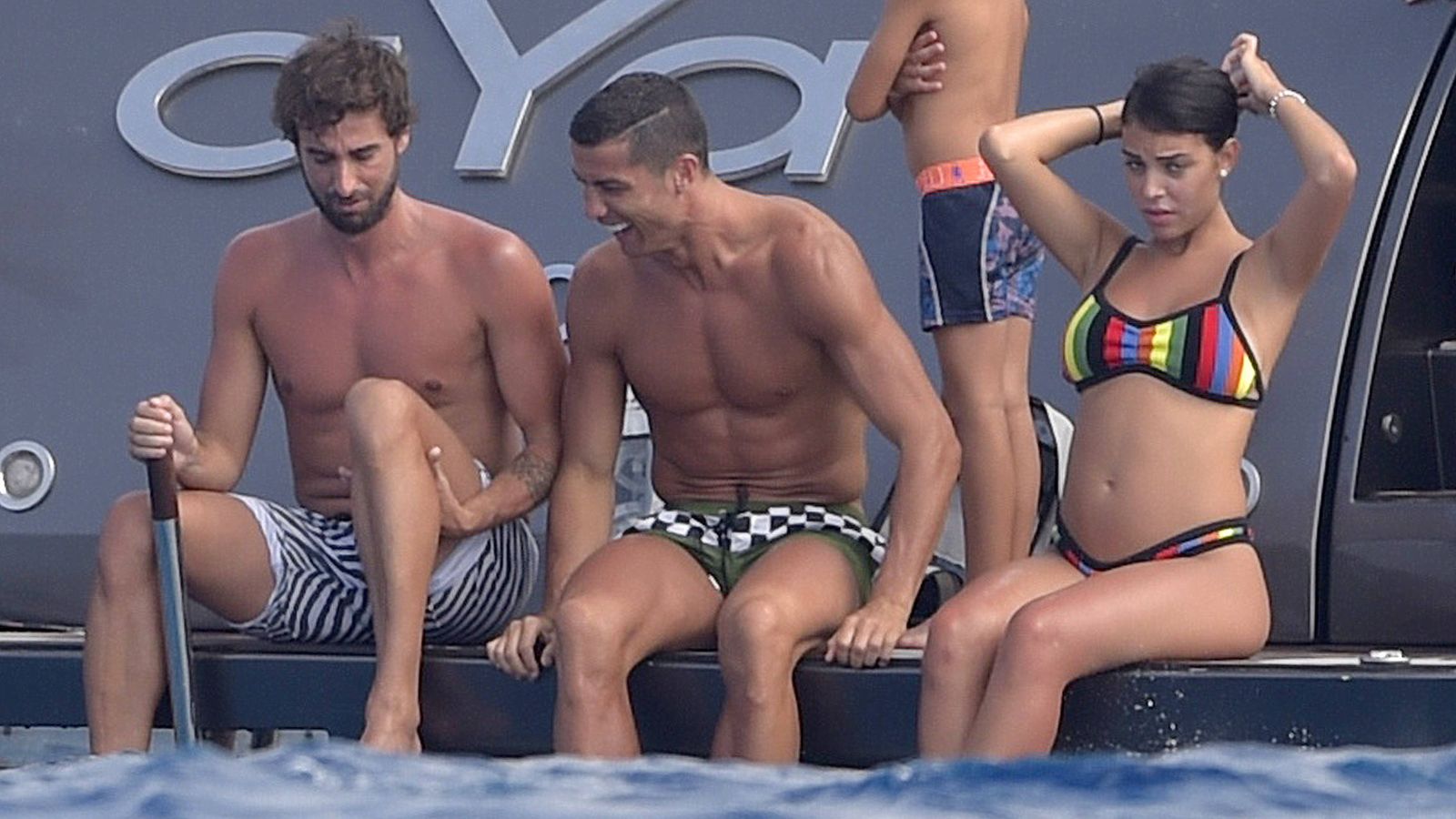 Foto: Cristiano Ronaldo disfruta con sus amigos de un yate en el Mediterráneo. (EFE)