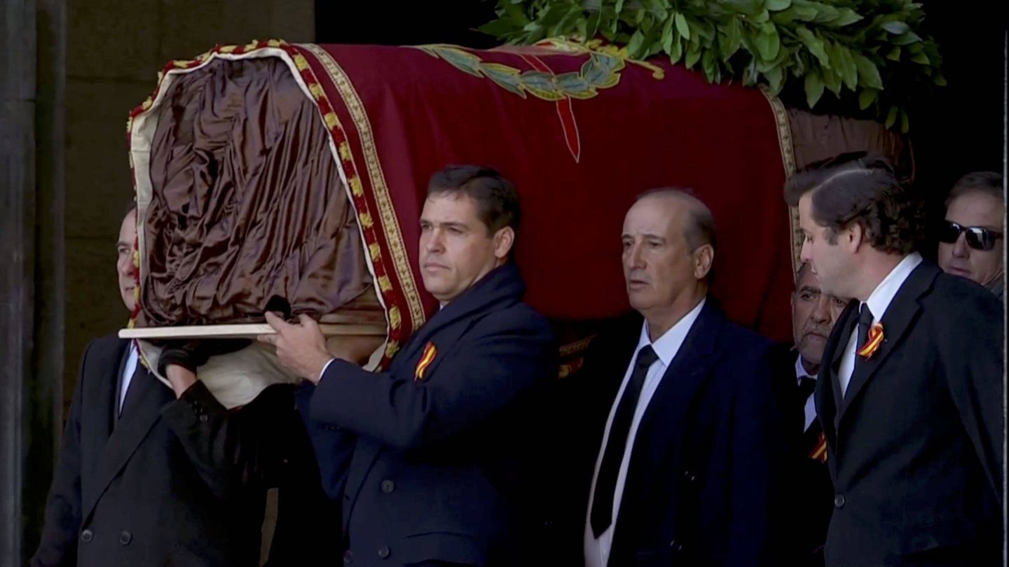 Luis Alfonso y Francis, sacando el féretro de Franco.(Reuters)