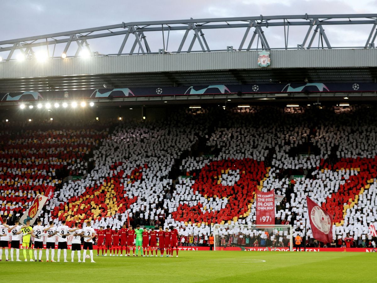 Foto: Anfield hace un homenaje a la tragedia de Hillsborough. (REUTERS/Phil Noble)