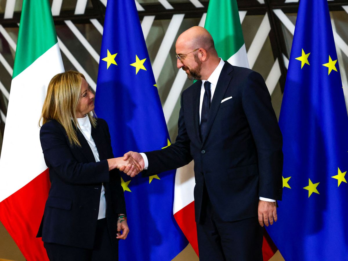 Foto: La primera ministra italiana, Giorgia Meloni, saluda al presidente del Consejo Europeo, Charles Michel, en su visita a Bruselas. (Reuters/Yves Herman)