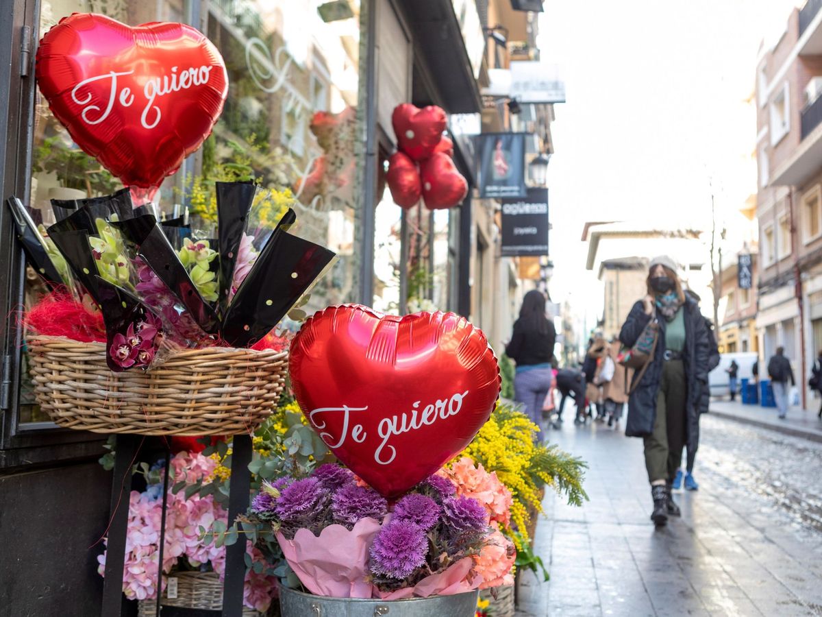 Foto: Flores y corazones en el día de San Valentín de una floristería de Zaragoza (EFE)