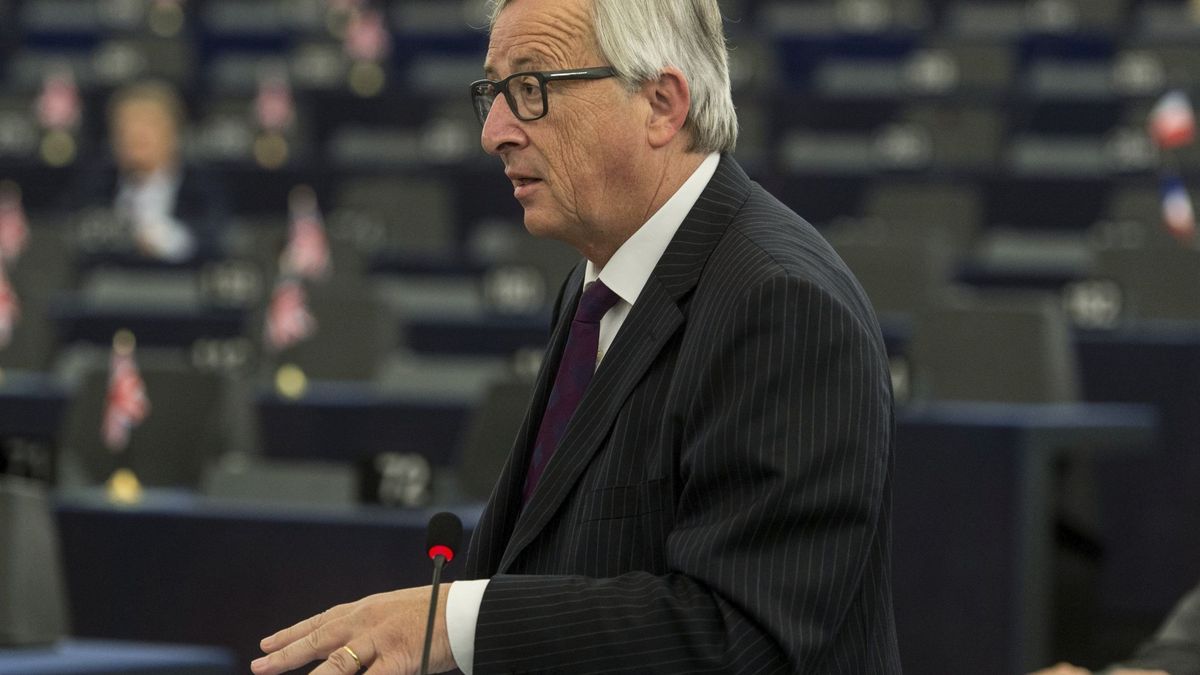 Bronca de Juncker a los eurodiputados por hacer pellas: "El Parlamento es ridículo"