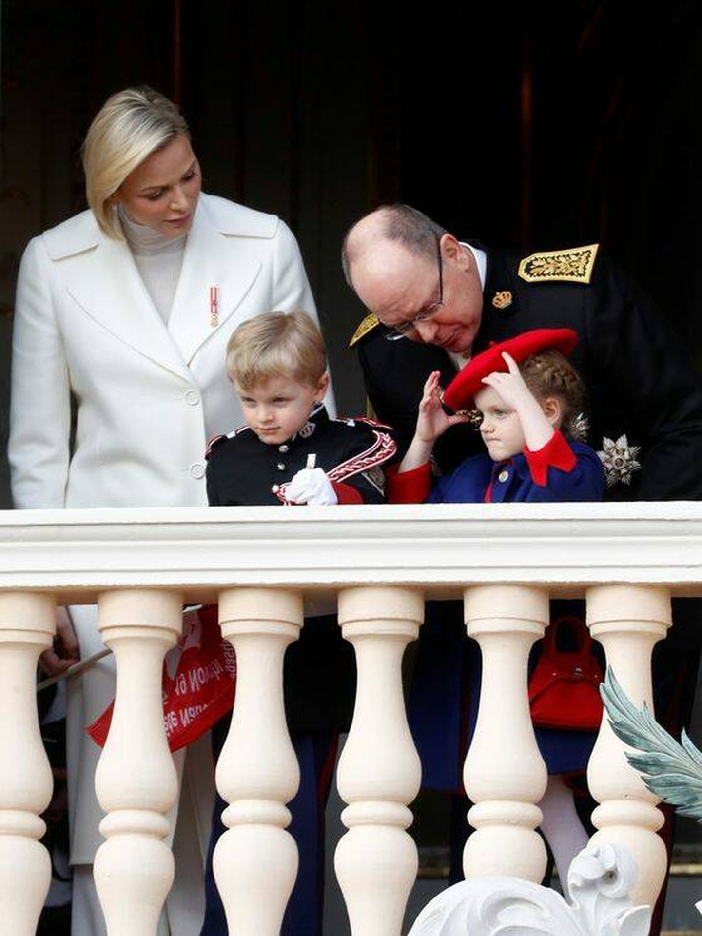  Alberto y Charléne de Mónaco, con sus hijos en las celebraciones del Día Nacional. (Reuters)