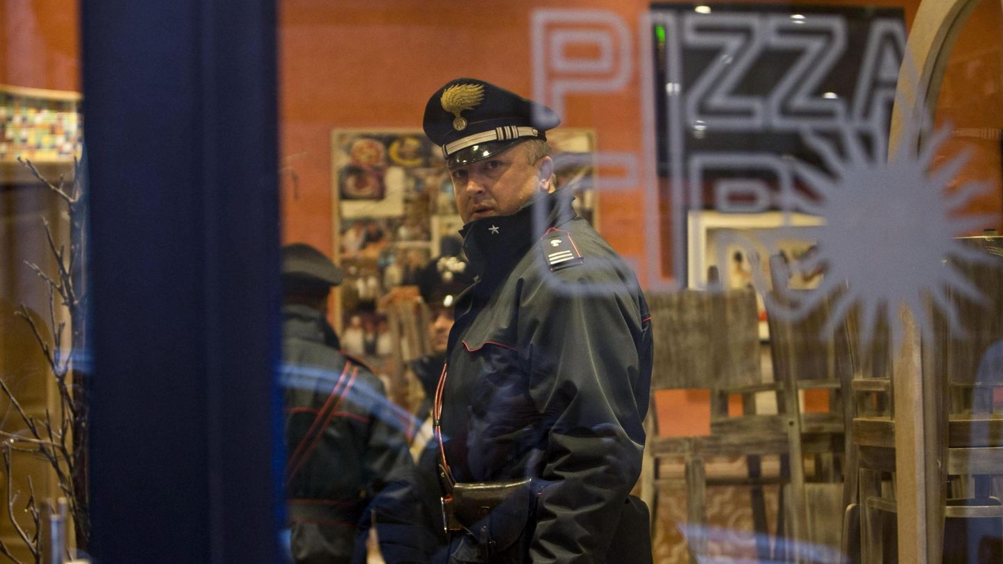 Policías italianos inspeccionan un restaurante durante una operación contra la Camorra napolitana. (EFE)