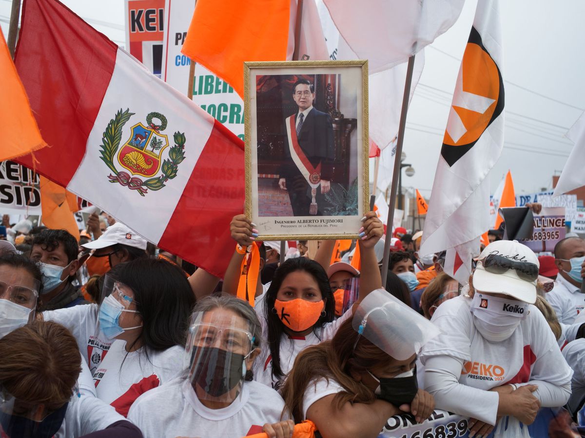 Foto: Asistentes a un mitin de Keiko Fujimori en Perú levantan una imagen de Alberto Fujimori. (Reuters)