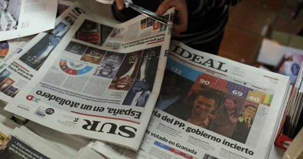 Foto: Ejemplares de los diarios 'Ideal' y 'Sur' en un quiosco, en una imagen de archivo. (Reuters)
