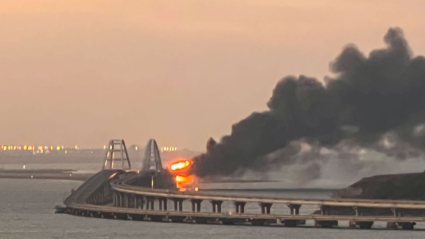 Incendio en el puente de Crimea. (Reuters)