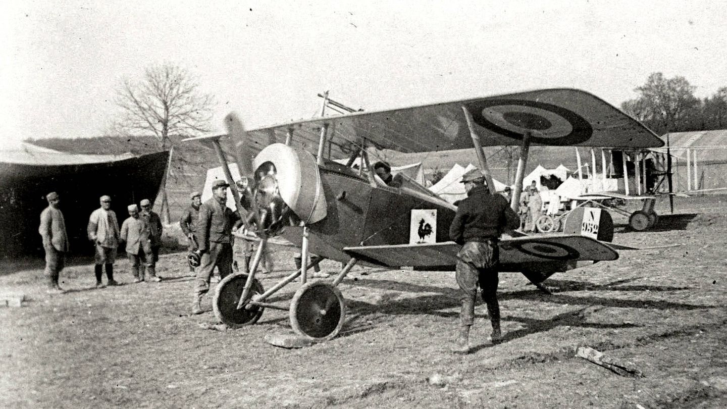 Vedrines, en un aeródromo francés antes de iniciar el vuelo