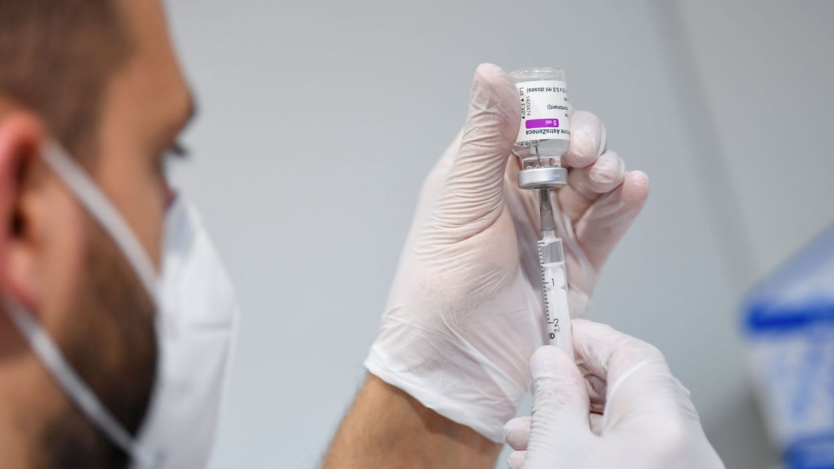 Los vacunados con AstraZeneca menores de 60 podrán repetir o usar Pfizer como 2ª dosis