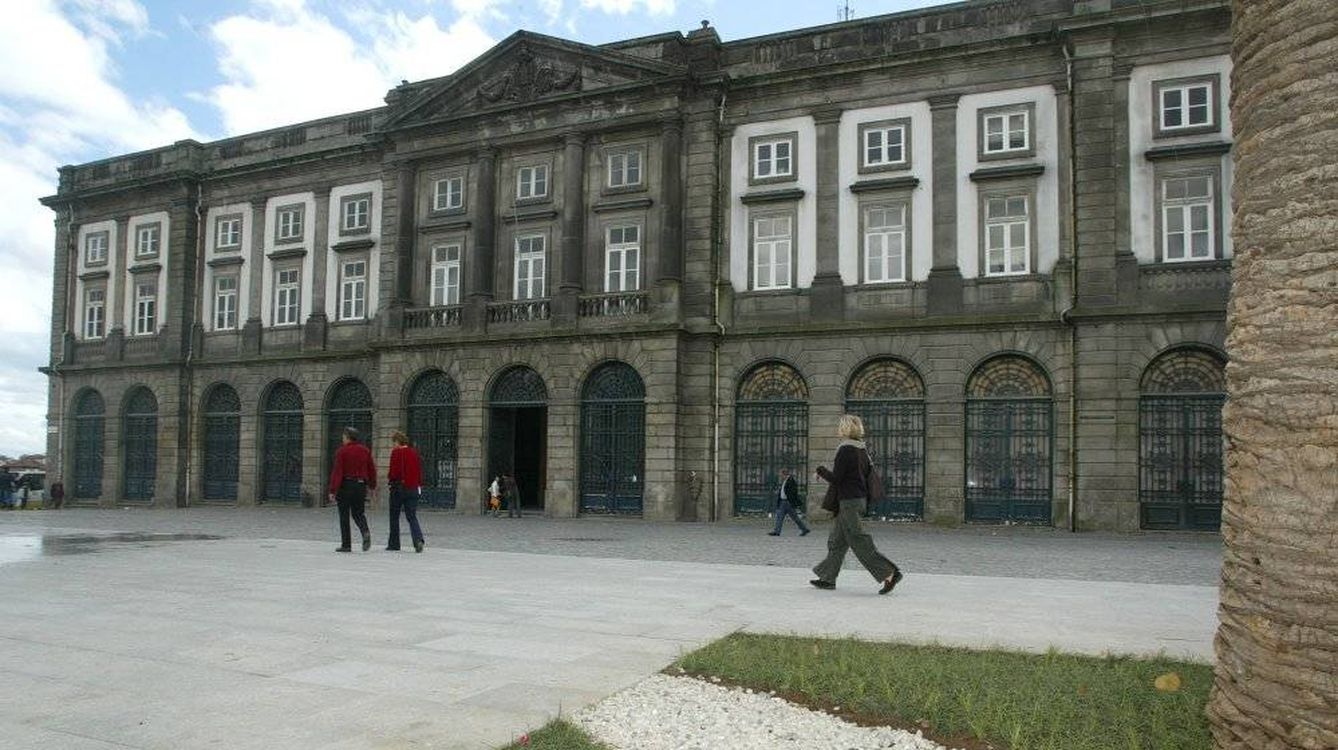 Fachada del edificio principal de la Universidad de Oporto, en Portugal. 