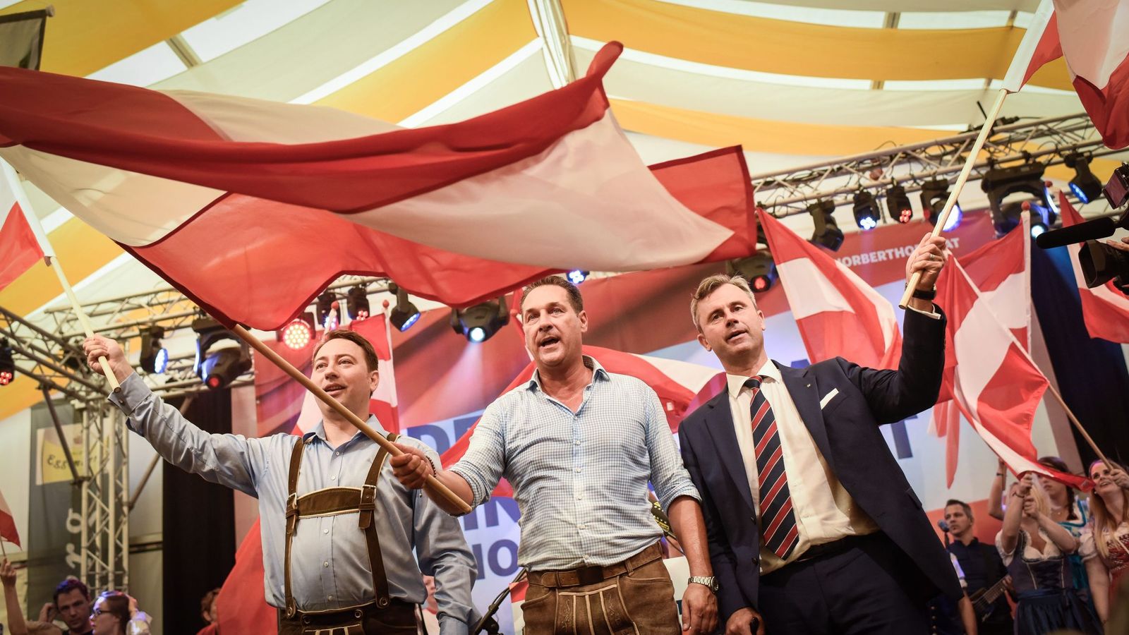 Foto: Norbert Hofer (derecha) junto a otros dos miembros relevantes del Partido de la Libertad de Austria (Reuters)