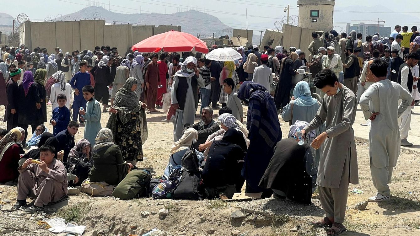 Foto: La gente espera fuera del aeropuerto Hamid Karzai en Kabul, Afganistán. (Reuters) 