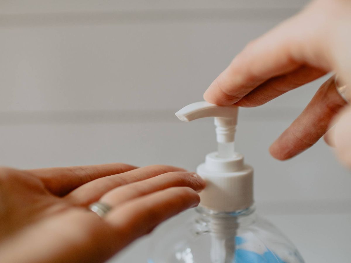 Foto: Limpia y cuida tus manos con estos geles hidroalcohólicos especiales para pieles secas y atópicas. (Unsplash)