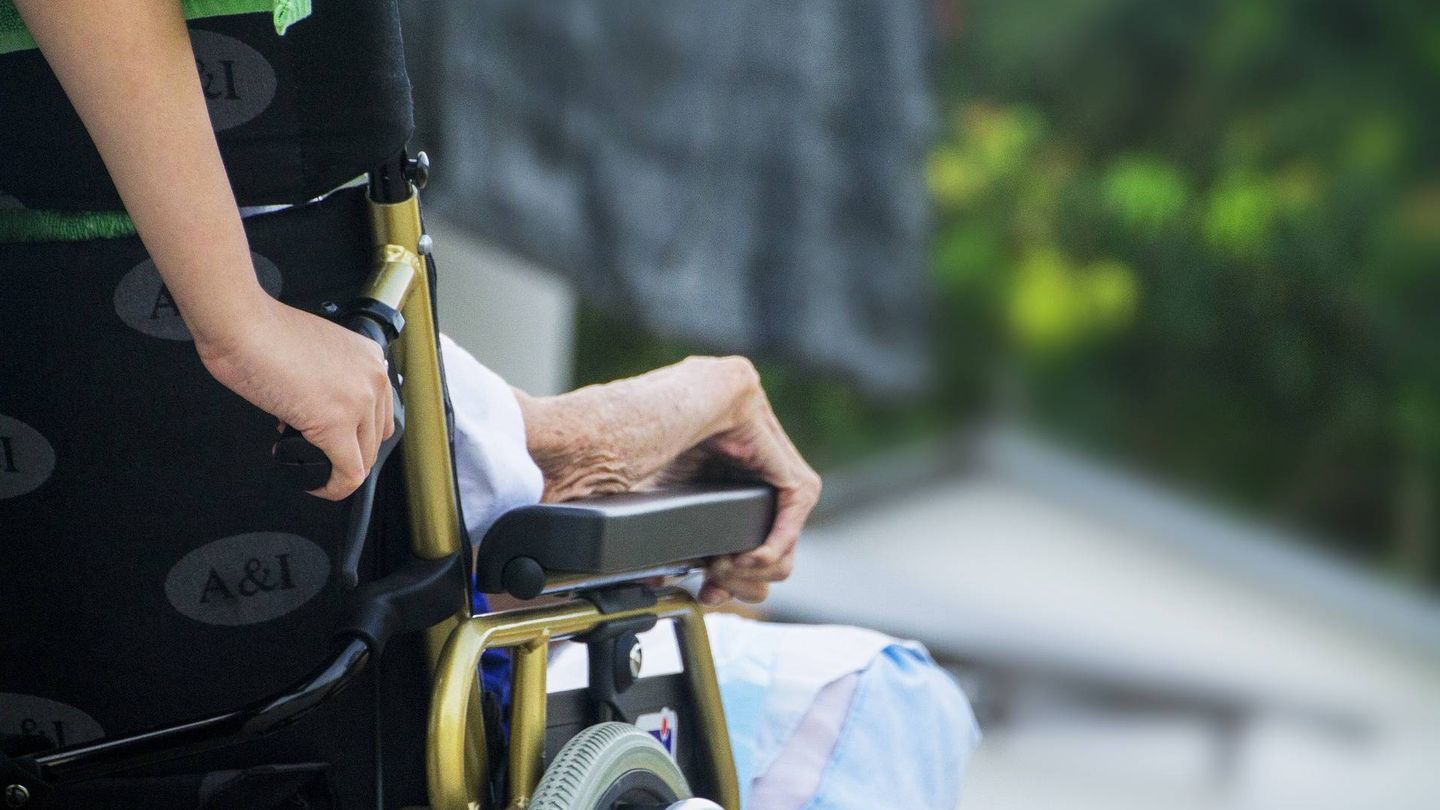 Una cuidadora empuja la silla de ruedas de una anciana. (Pixabay)