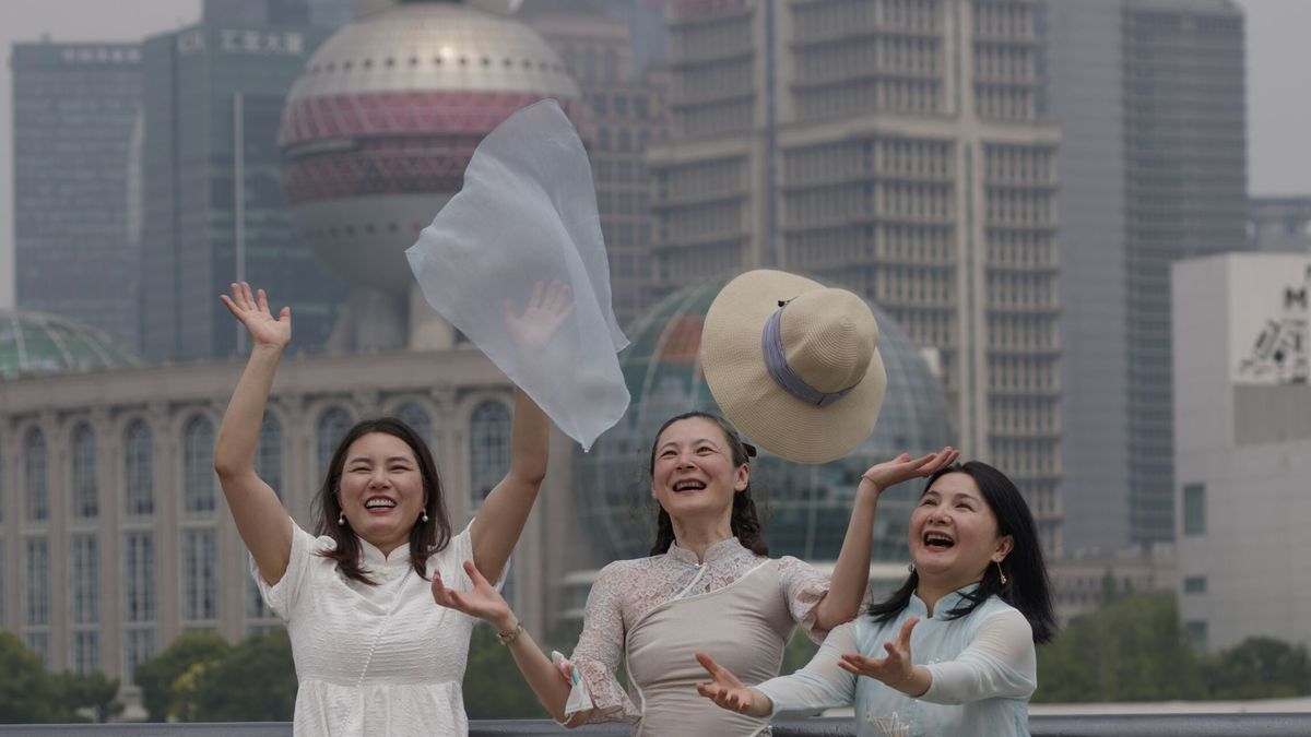 Shanghái estalla en euforia por el final de un traumático confinamiento de dos meses
