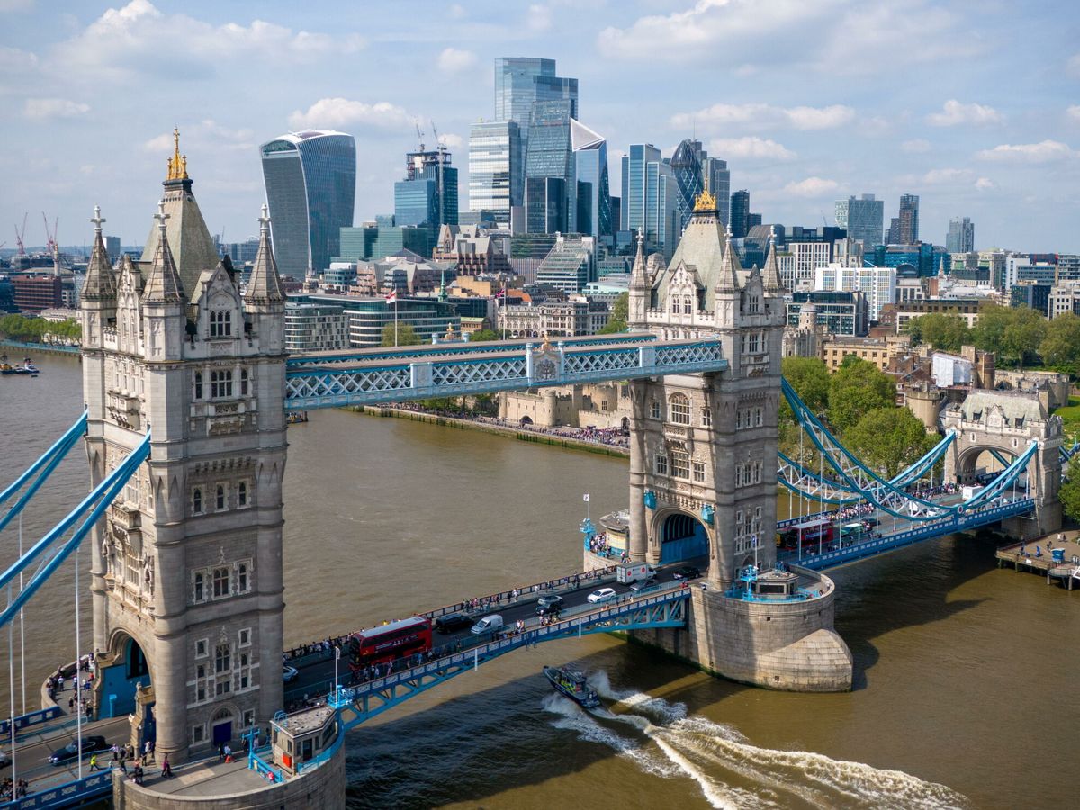 Foto: La Tower Bridge y la City al fondo, en una vista de Londres. (EFE/Tolga Akmen)