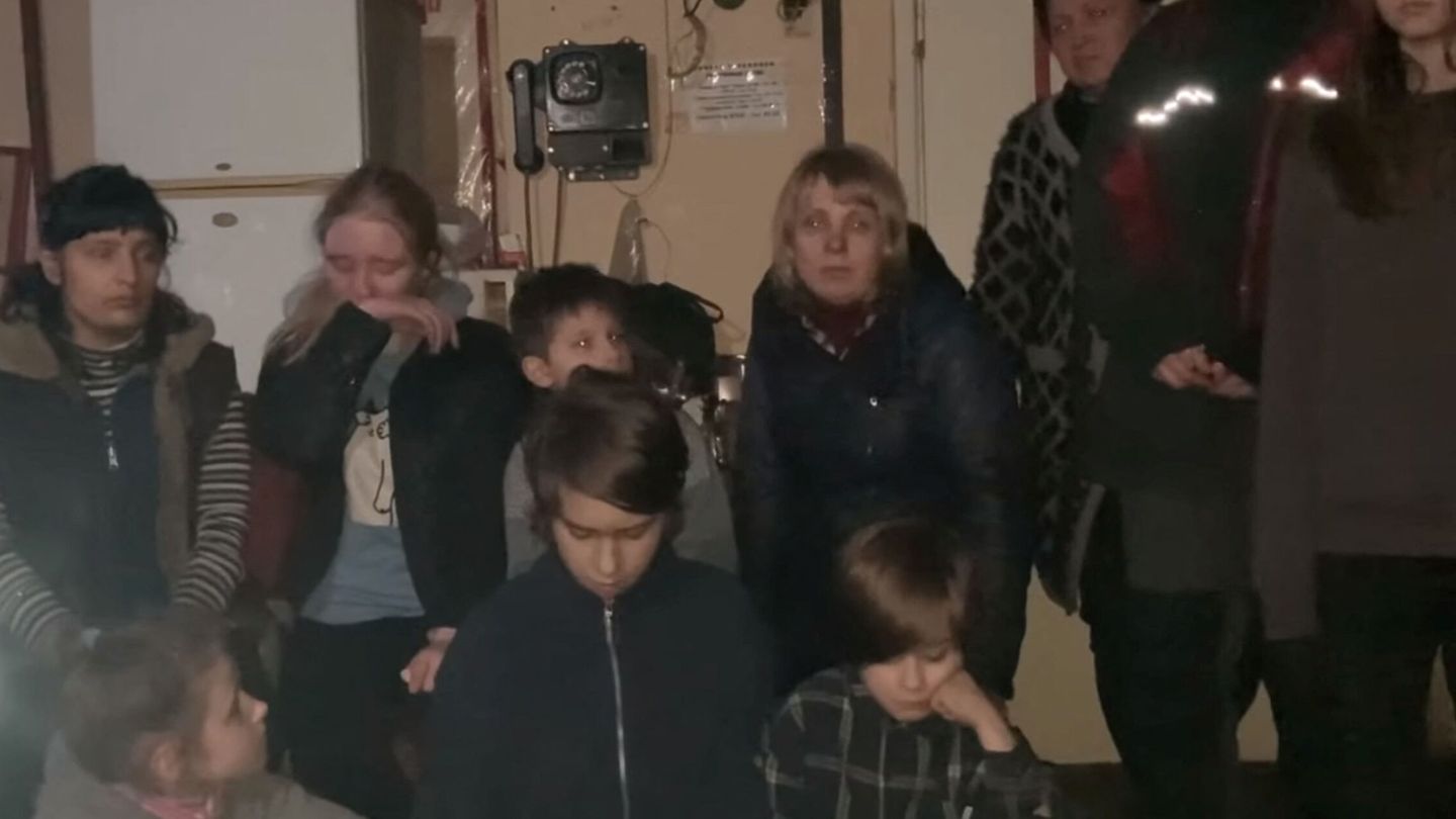 Civiles atrapados en la acería de Azovstal en Mariúpol. (Reuters/Azov)