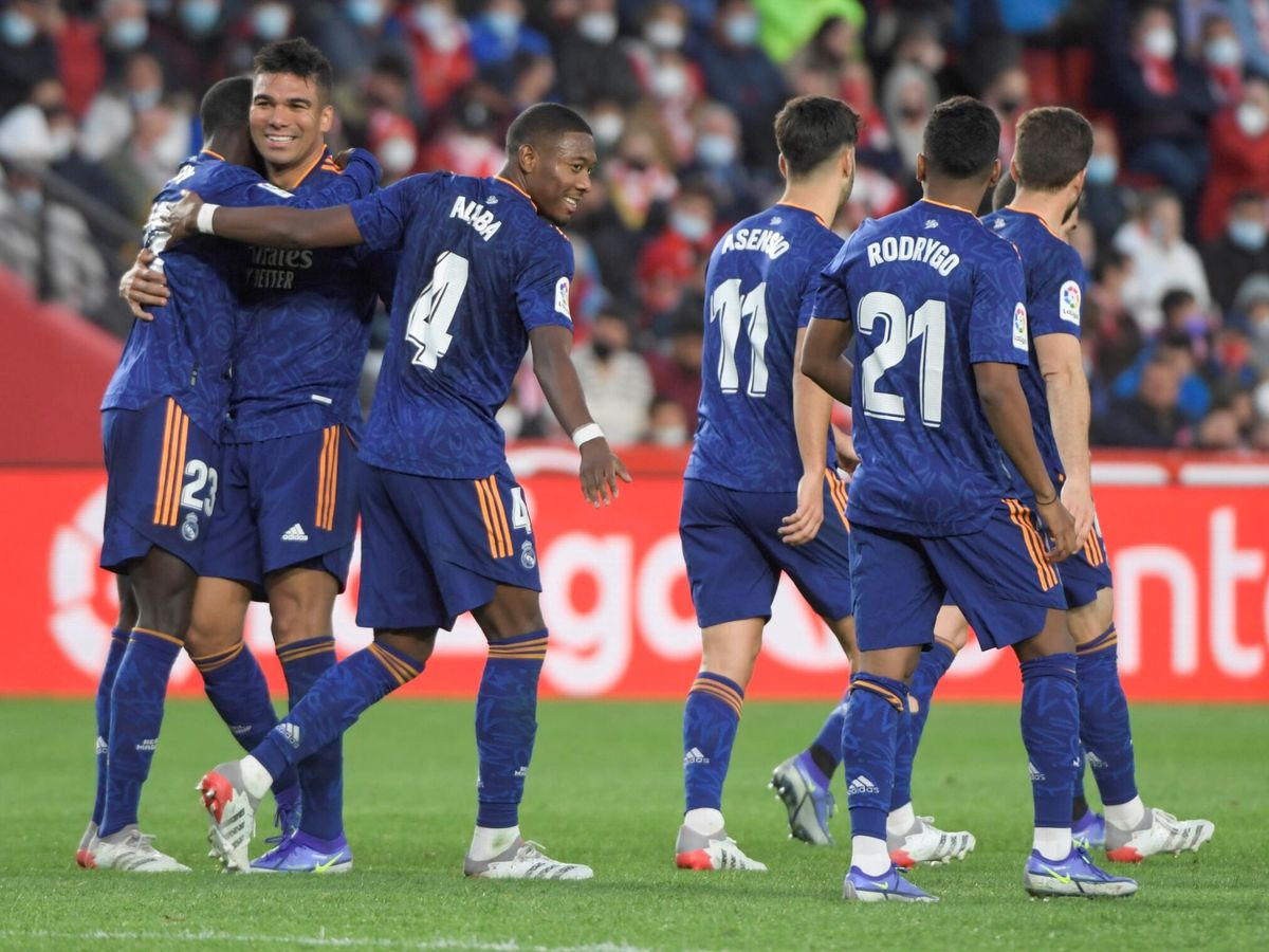 Foto: Los jugadores del Madrid celebran el gol de Mendy. (EFE/Miguel Ángel Molina)
