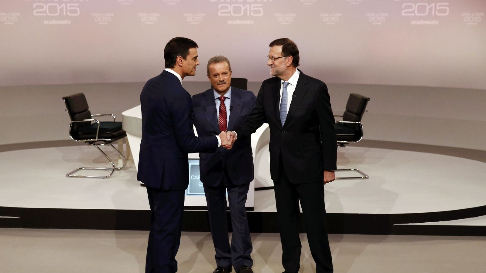 Foto: Pedro Sánchez y Mariano Rajoy se saludan antes de comenzar el debate (Reuters)