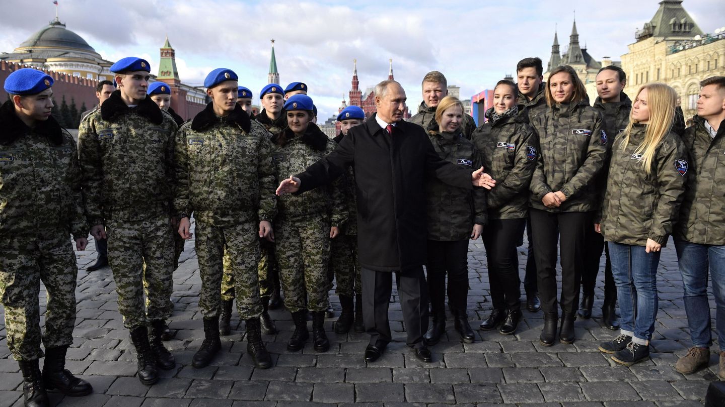 El presidente Vladimir Putin (C) junto a un grupo de cadetes en la Plaza Roja de Moscú, en el Día de la Unidad Nacional, el 4 de noviembre de 2018. (Reuters)