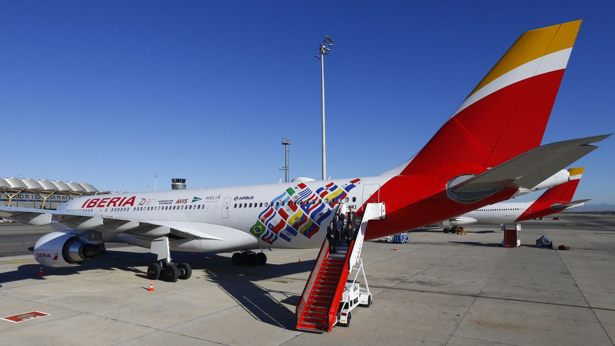Iberia vuela a Buenos Aires con un avión vinilado por su 70 aniversario en Latam