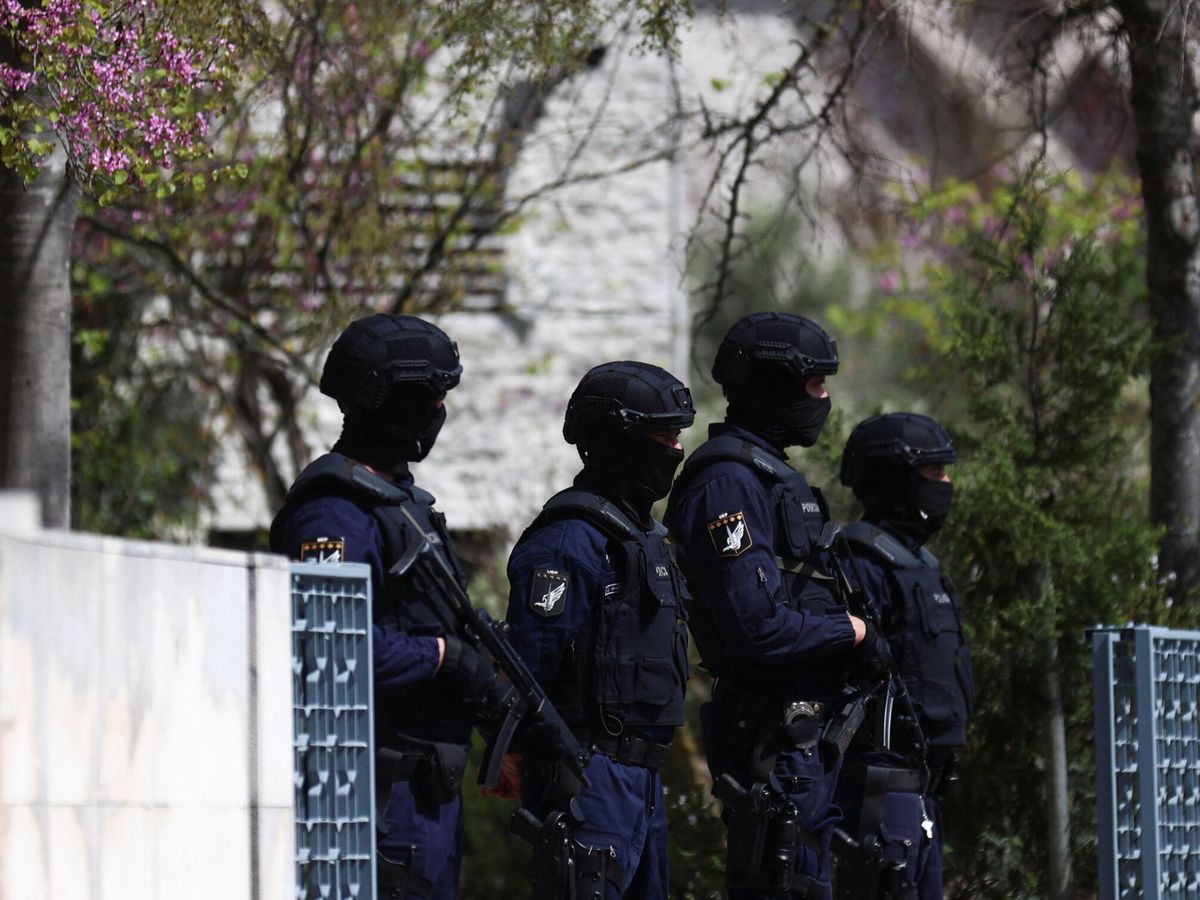 Foto: Agentes de Policía hacen guardia en el centro ismaelí tras el ataque en Lisboa. (Reuters/Pedro Nunes)