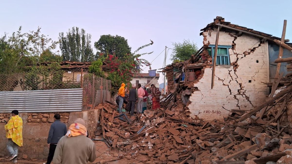 Al menos 157 muertos y más de 150 heridos tras un terremoto de magnitud 6,4 en Nepal