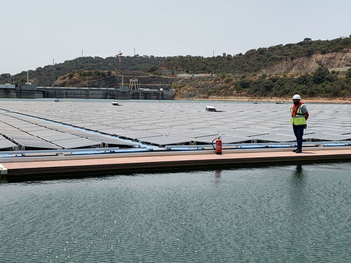 Foto: El mayor parque solar flotante situado en un embalse de Alqueva, Portugal. (EFE/Paula Fernández)