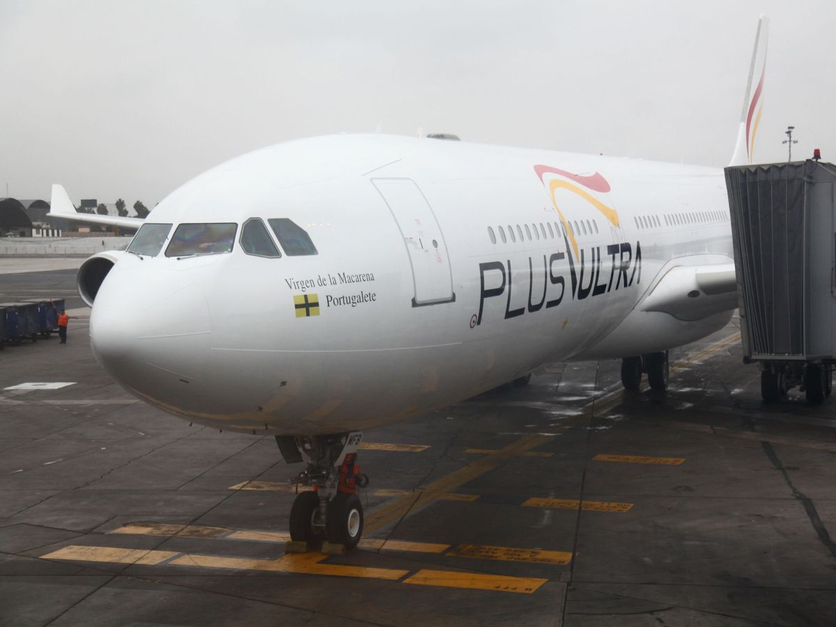 Foto: Un avión de Plus Ultra. (EFE/Eduardo Caevro)