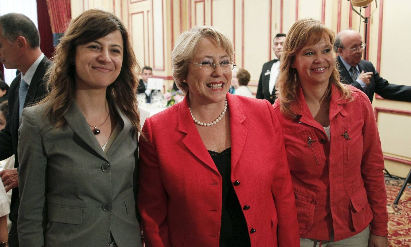 Michelle Bachelet (d), posa junto a Bibiana Aido (i) y Leire Pajín. (EFE)