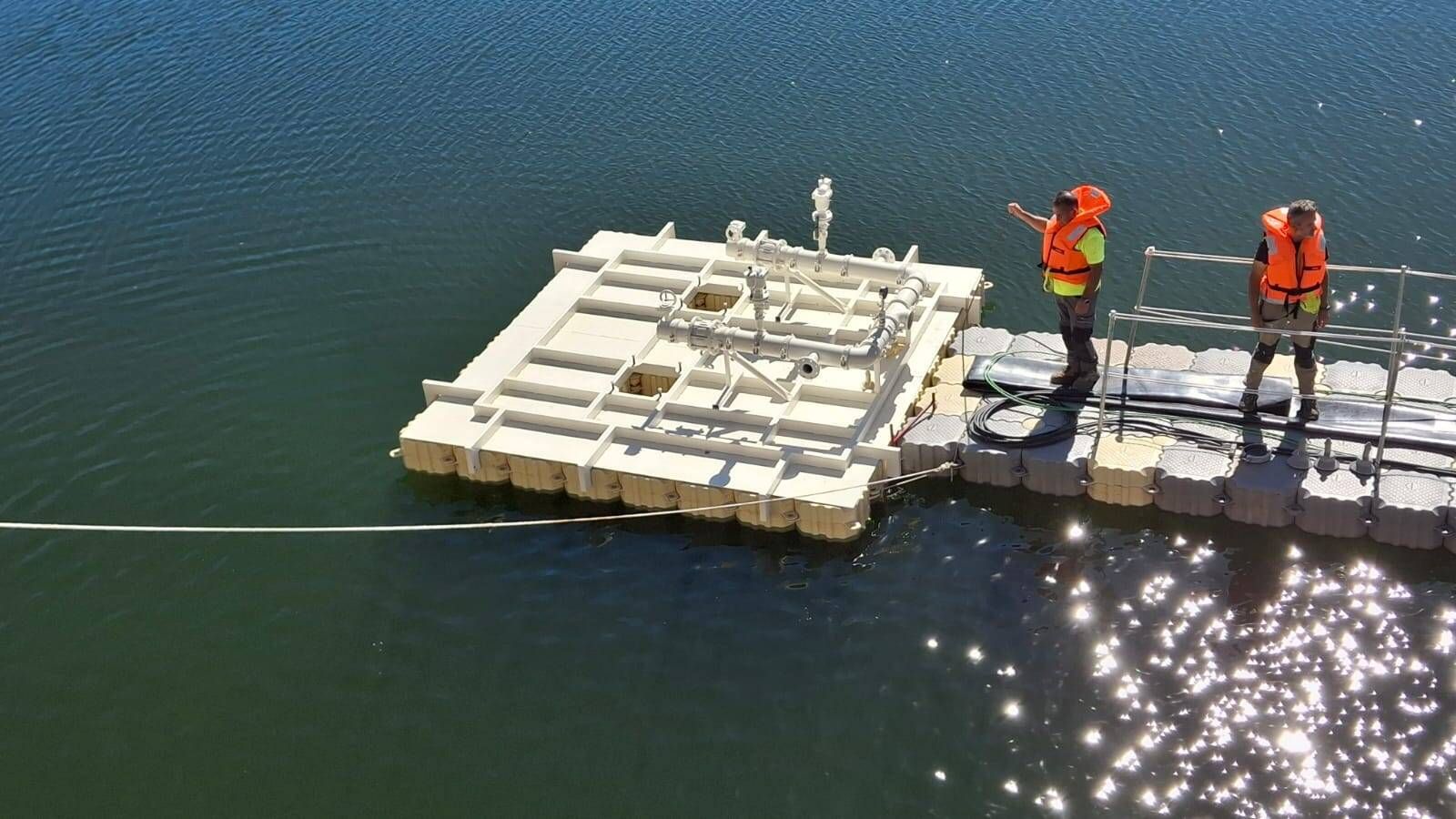 Segovia se asegura el suministro de agua tras las restricciones del verano y pese al reciente "sabotaje" La CHD pone en marcha una nueva tubería que refuerza el abastecimiento desde el embalse Pontón Alto para compensar lo que se destina a El Espinar tras la clausura de El Tejo. La tubería fue agujereada intencionadamente