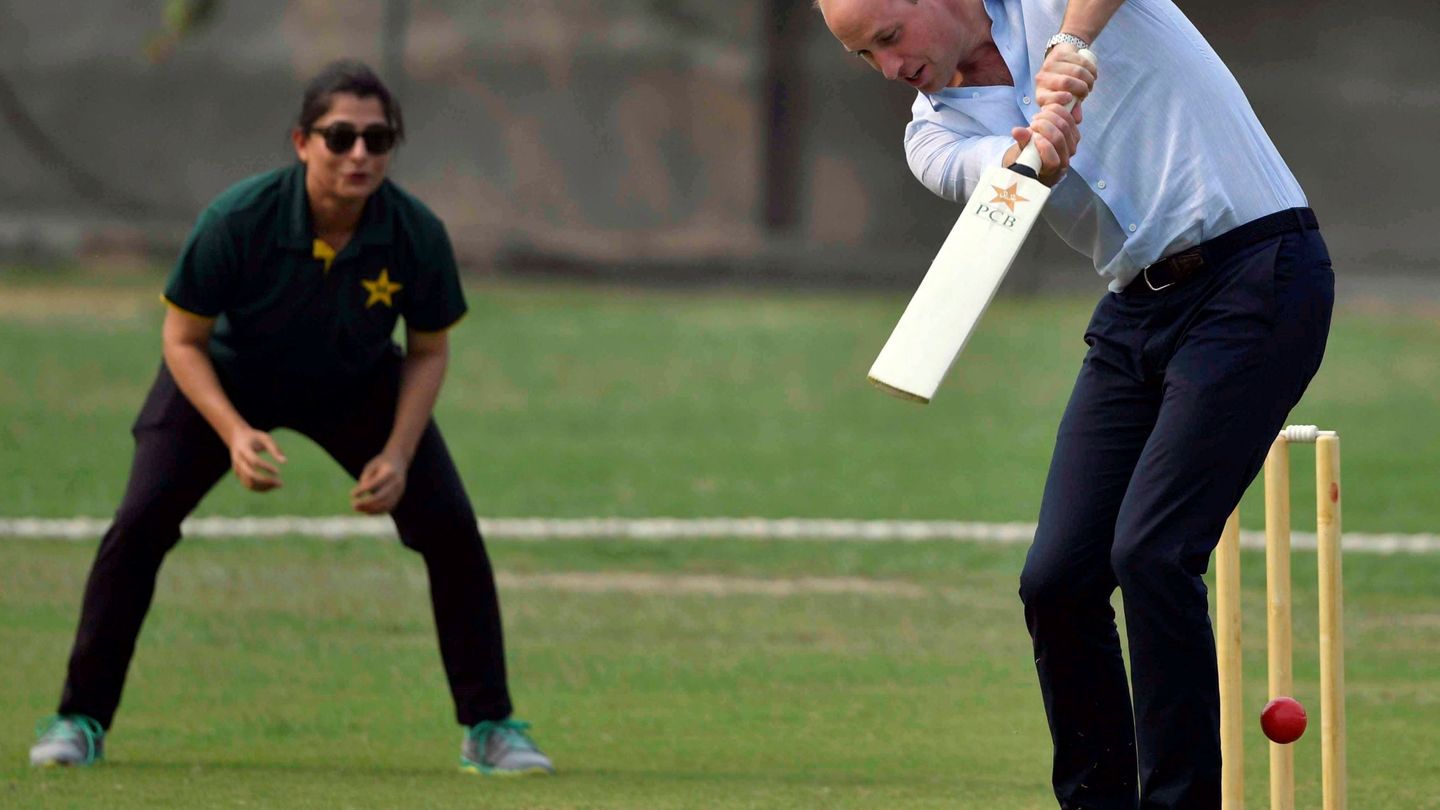 El duque de Cambridge, jugando al críquet. (EFE)