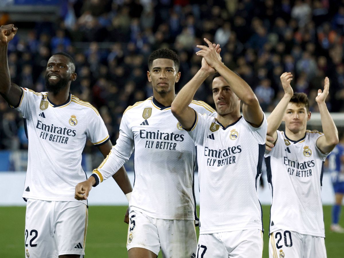 Foto: Lucas y los jugadores del Madrid celebran el triunfo. (Reuters/Vincent West)