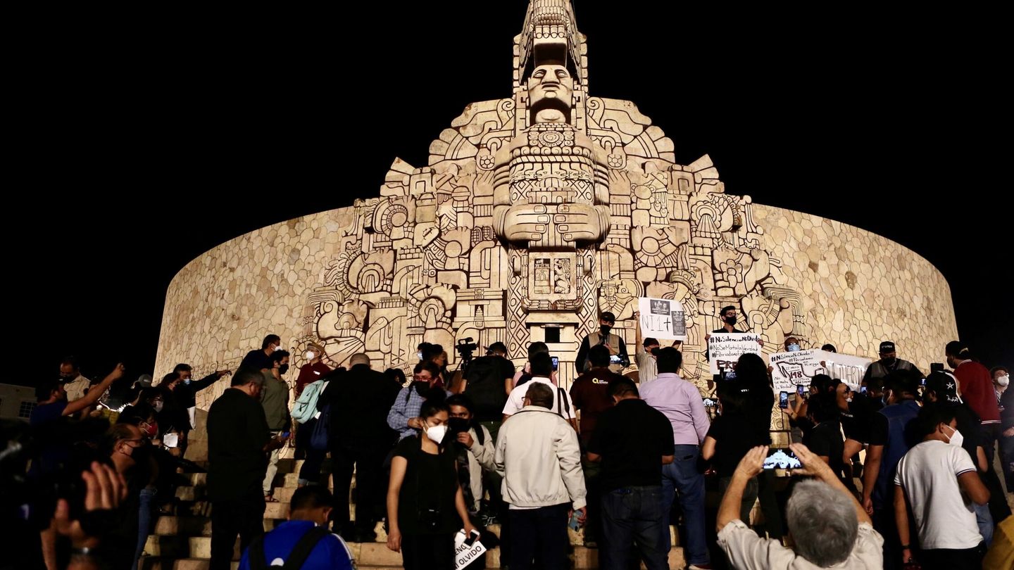 Periodistas protestan en el monumento a la patria en Mérida (México). (EFE/Lorenzo Hernández)