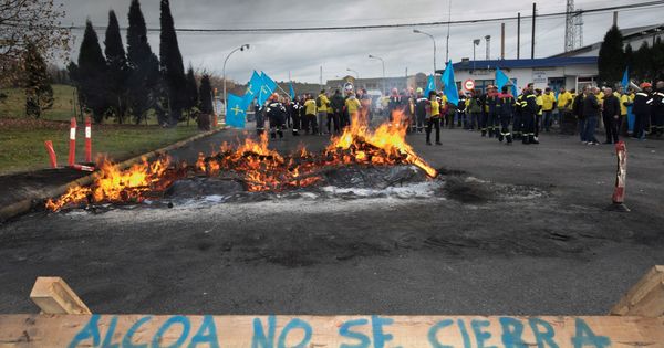 Foto: Protestas en la planta de Avilés de Alcoa. (EFE)