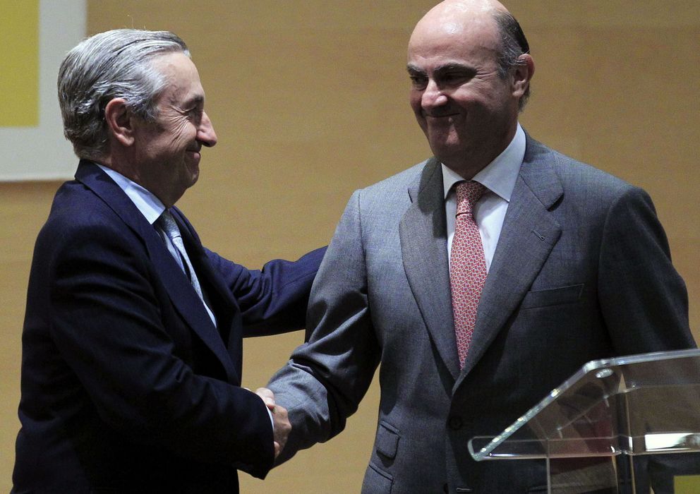 Foto: El ministro de Economía, Luis de Guindos (d), y el presidente de la CNMC, José María Marín Quemada. (EFE)