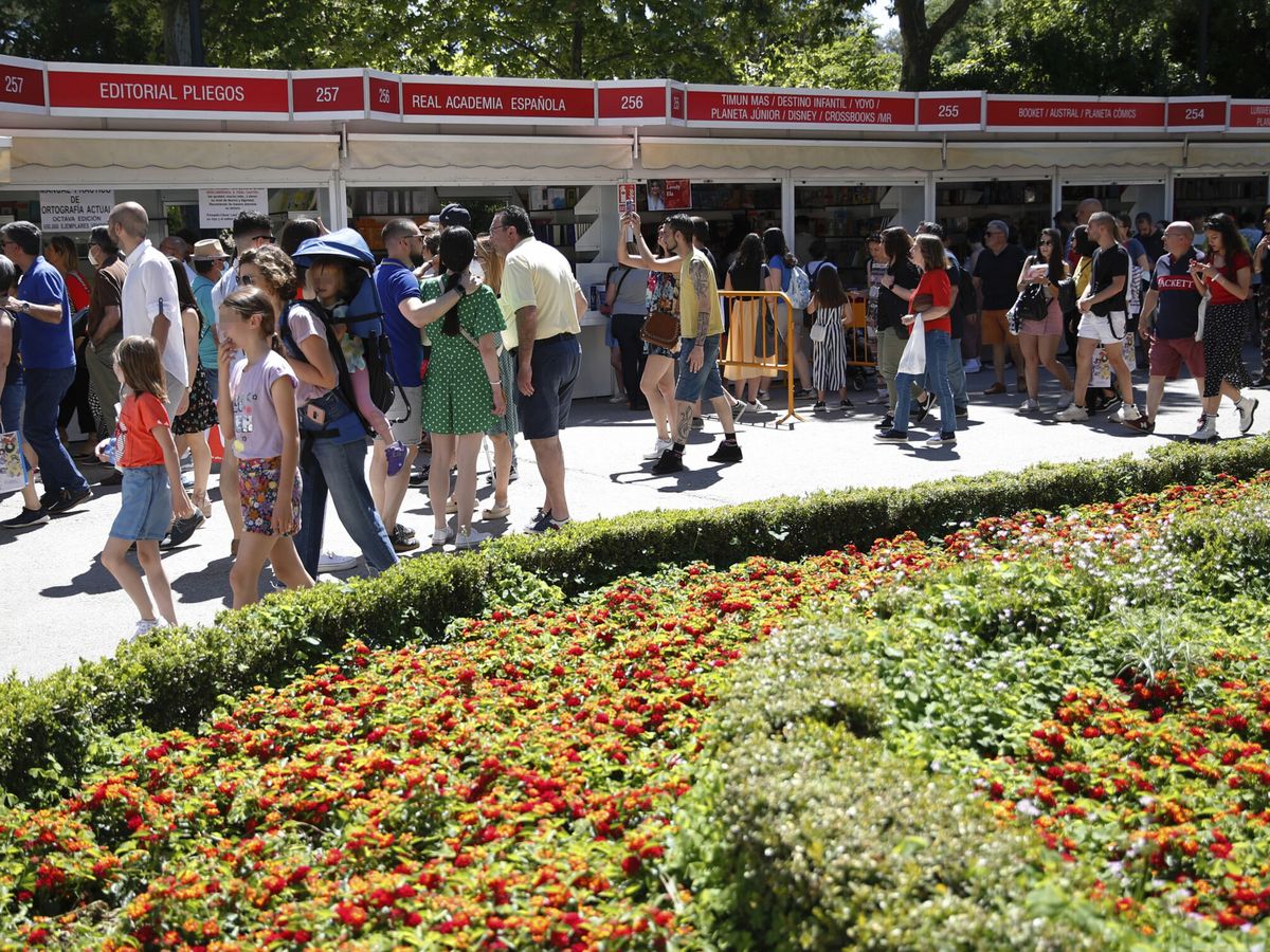 Foto: Visitantes en las casetas de la Feria del Libro de Madrid. (EFE/Javier López)