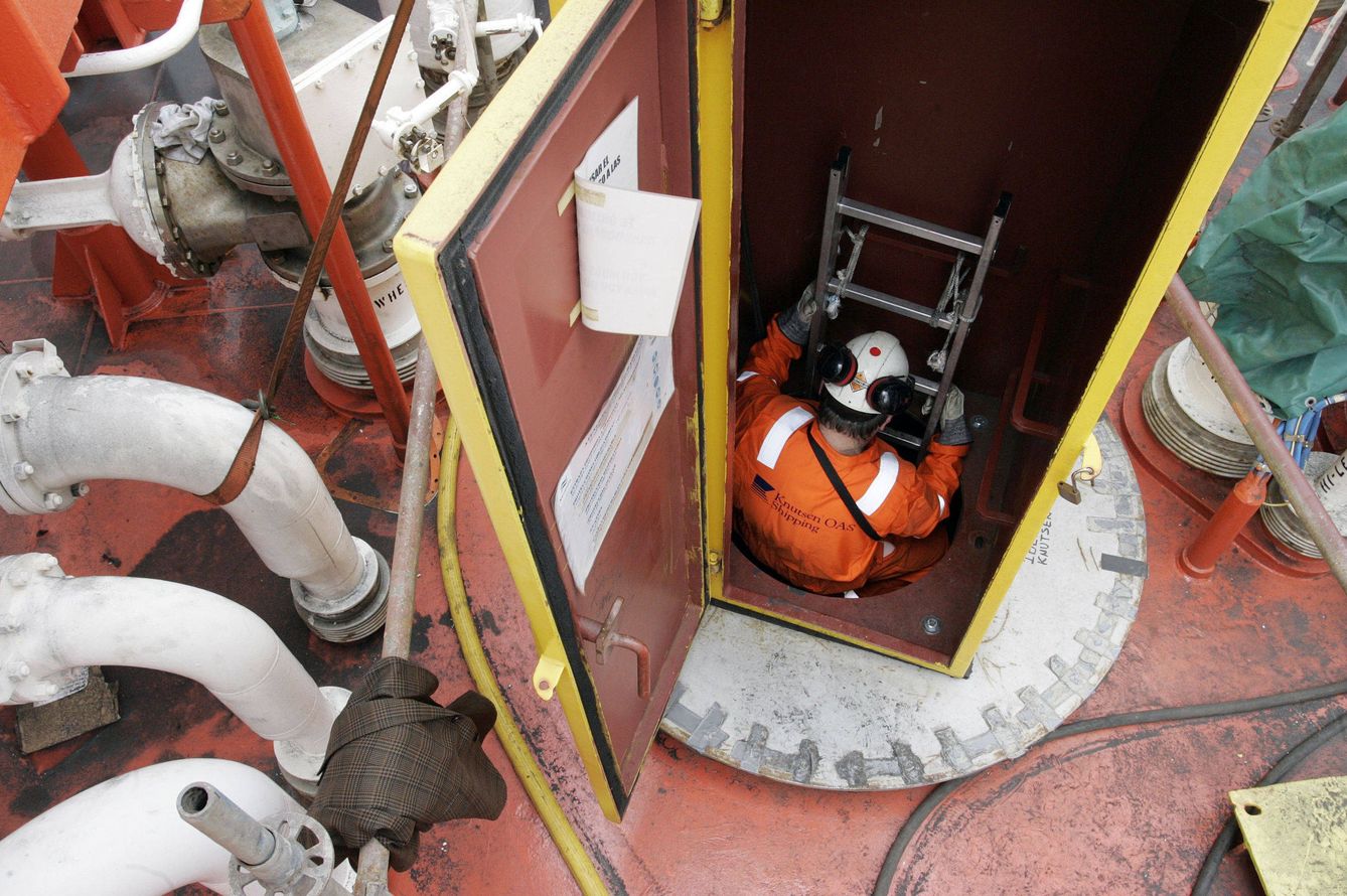 Un trabajador baja al interior del tanque donde se transporta el gas natural licuado del buque. (EFE)
