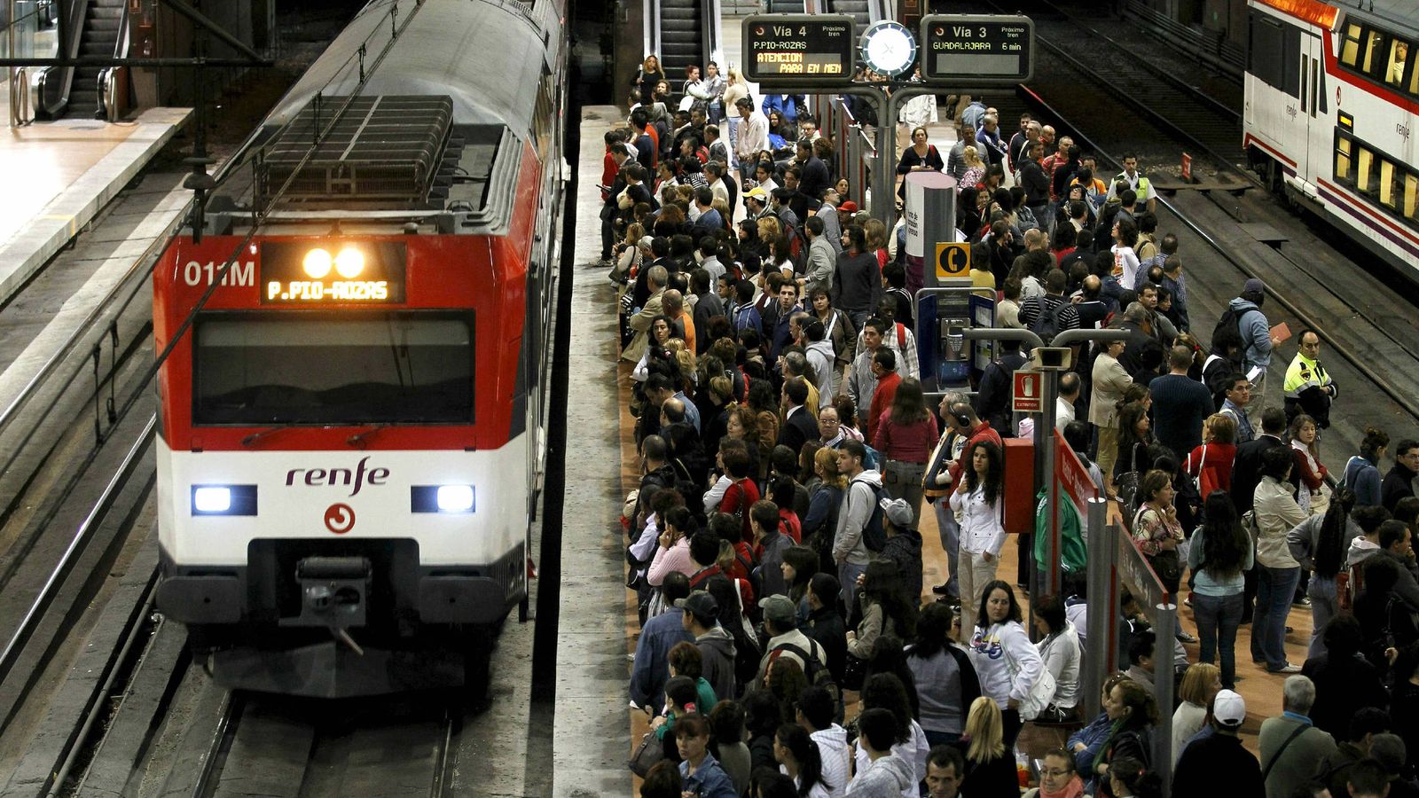 Foto: Un tren de Cercanías en la estación de Atocha, de donde partirán los servicios de transporte alternativo. (Efe) 