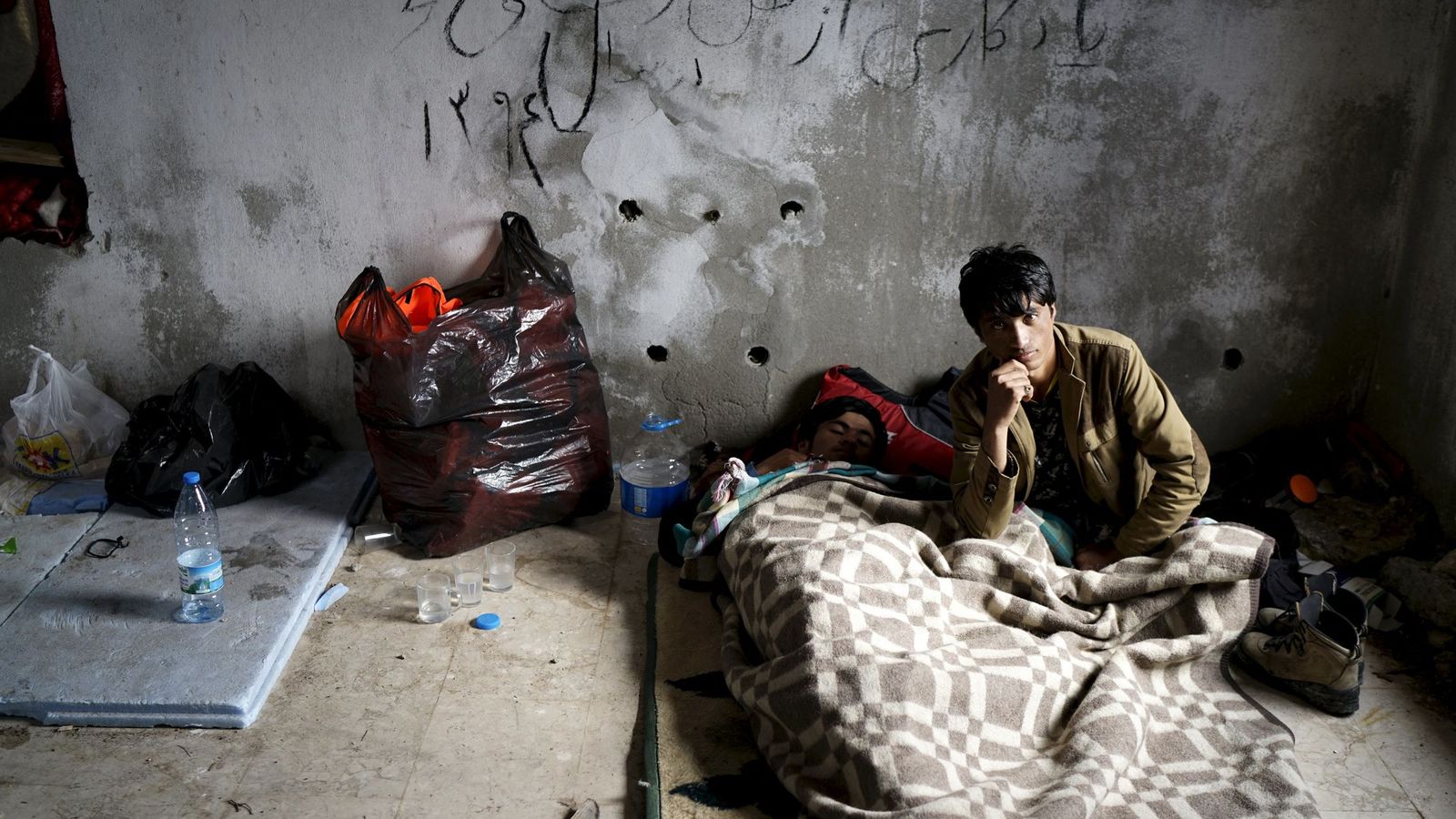Foto: Refugiados afganos descansan en un edificio abandonado en la localidad turca de Çesme, antes de intentar cruzar a Grecia por mar, el 6 de marzo de 2016 (Reuters)