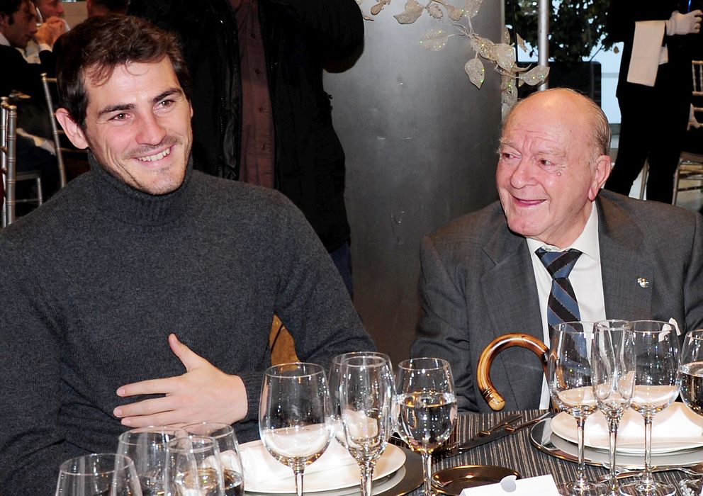 Foto: Casillas, junto a Di Stéfano en una comida (GTres).
