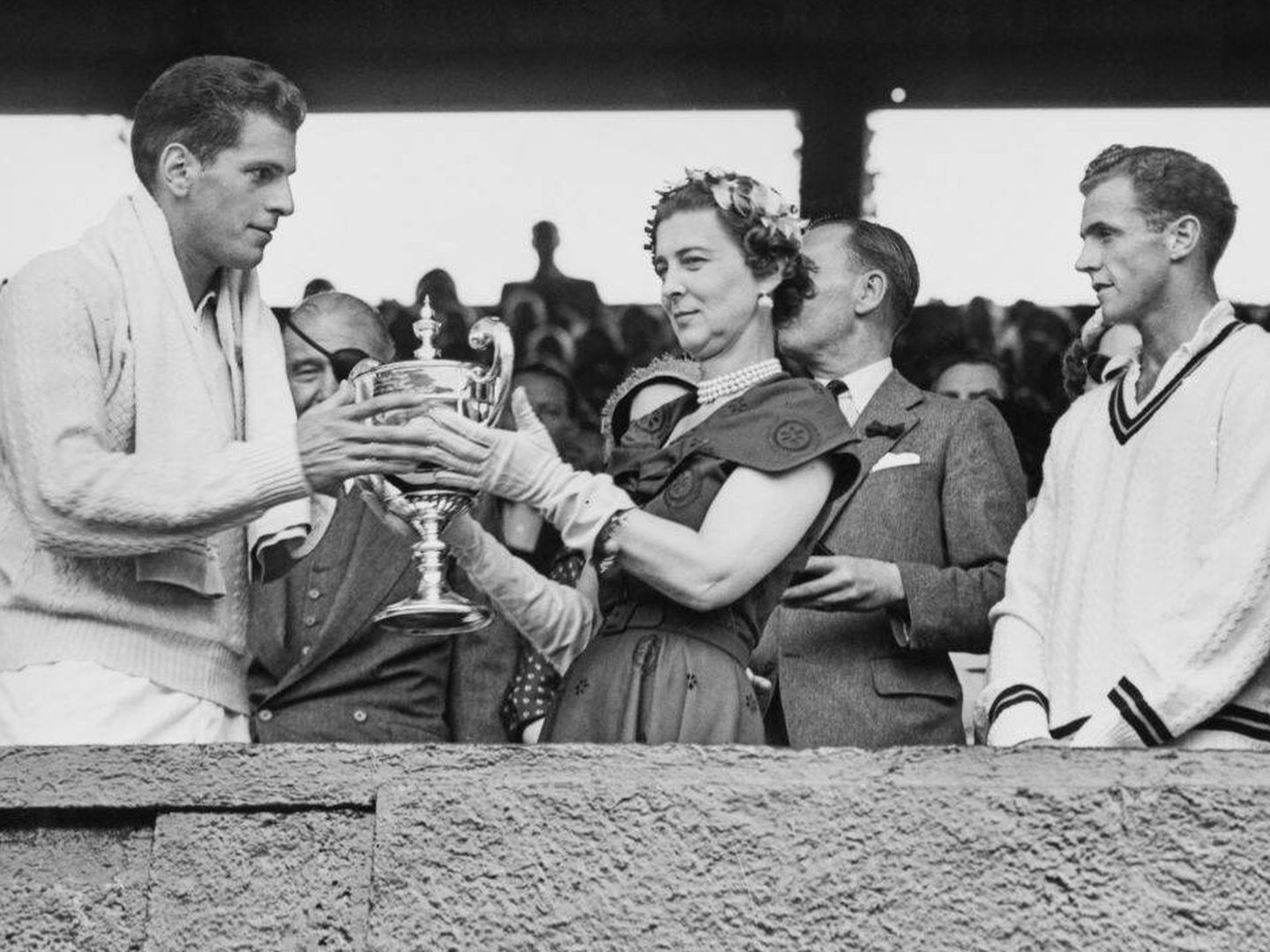 Dick Savitt recibe el trofeo de Wimbledon de manos de la duquesa de Kent. (Getty)